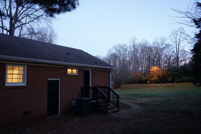 Building Photo - 8033 Albemarle Rd