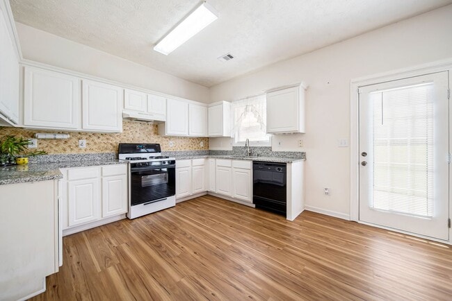 Building Photo - 740 Clairidge Ln SW