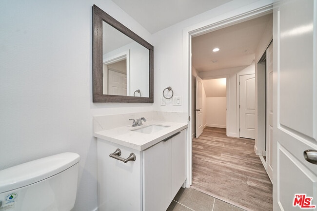 Building Photo - 603 W 41st Pl