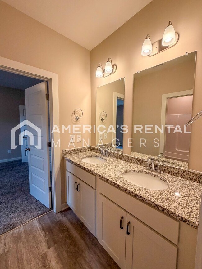 Building Photo - Luxury Meets Convenience: New 4 Bed, 3.5 B...