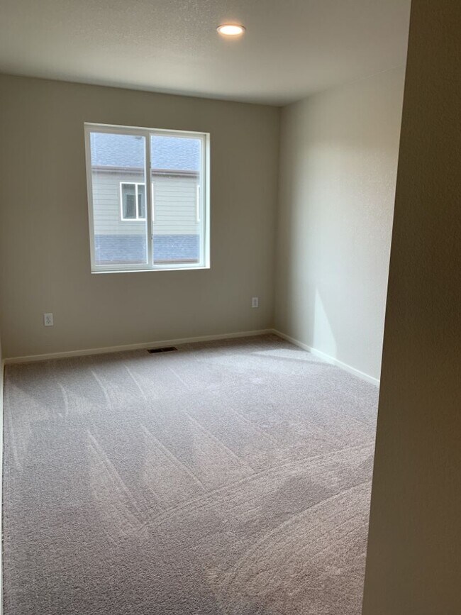 Building Photo - 3 Bed / 2.5 Bath Townhome with Attached Garage in NE Ft. Collins