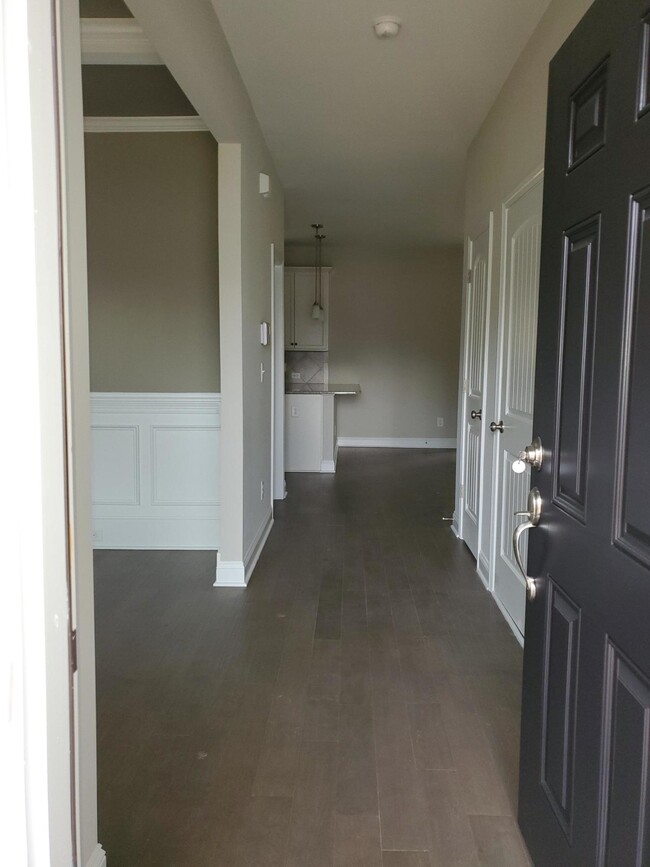 Building Photo - 560 Hampstead Pl