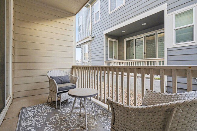 Building Photo - Available April 2026! 2 bed 2.5 bath townhouse!