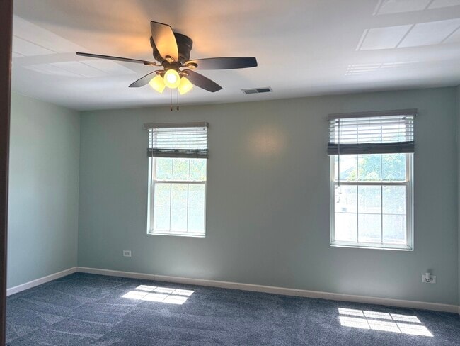 Building Photo - 4013 Oak Tree Ln
