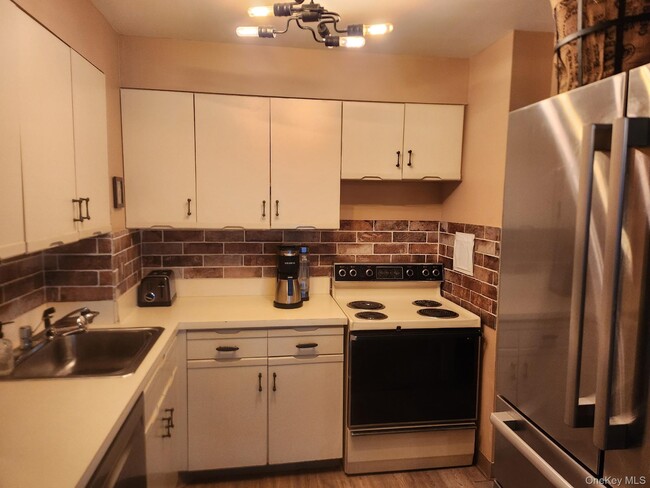 Building Photo - 360 Shore Rd