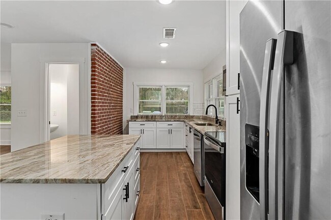 Building Photo - 668 Custer Ave SE