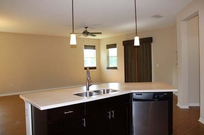 Building Photo - "Stunning 3 Bed/2 Bath Home with Lake View...