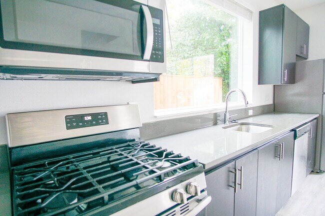 Building Photo - Rare 3 Bed, 2 Bath Townhouse Ready Now!
