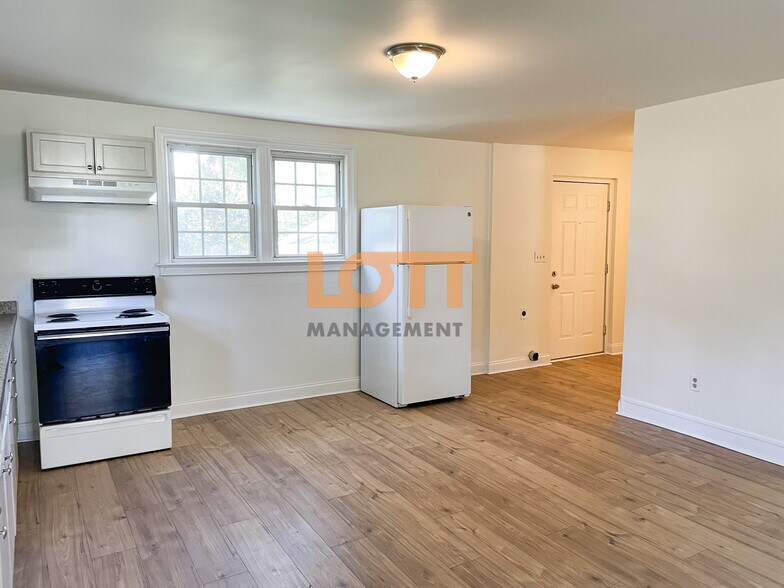Building Photo - 129 4th St