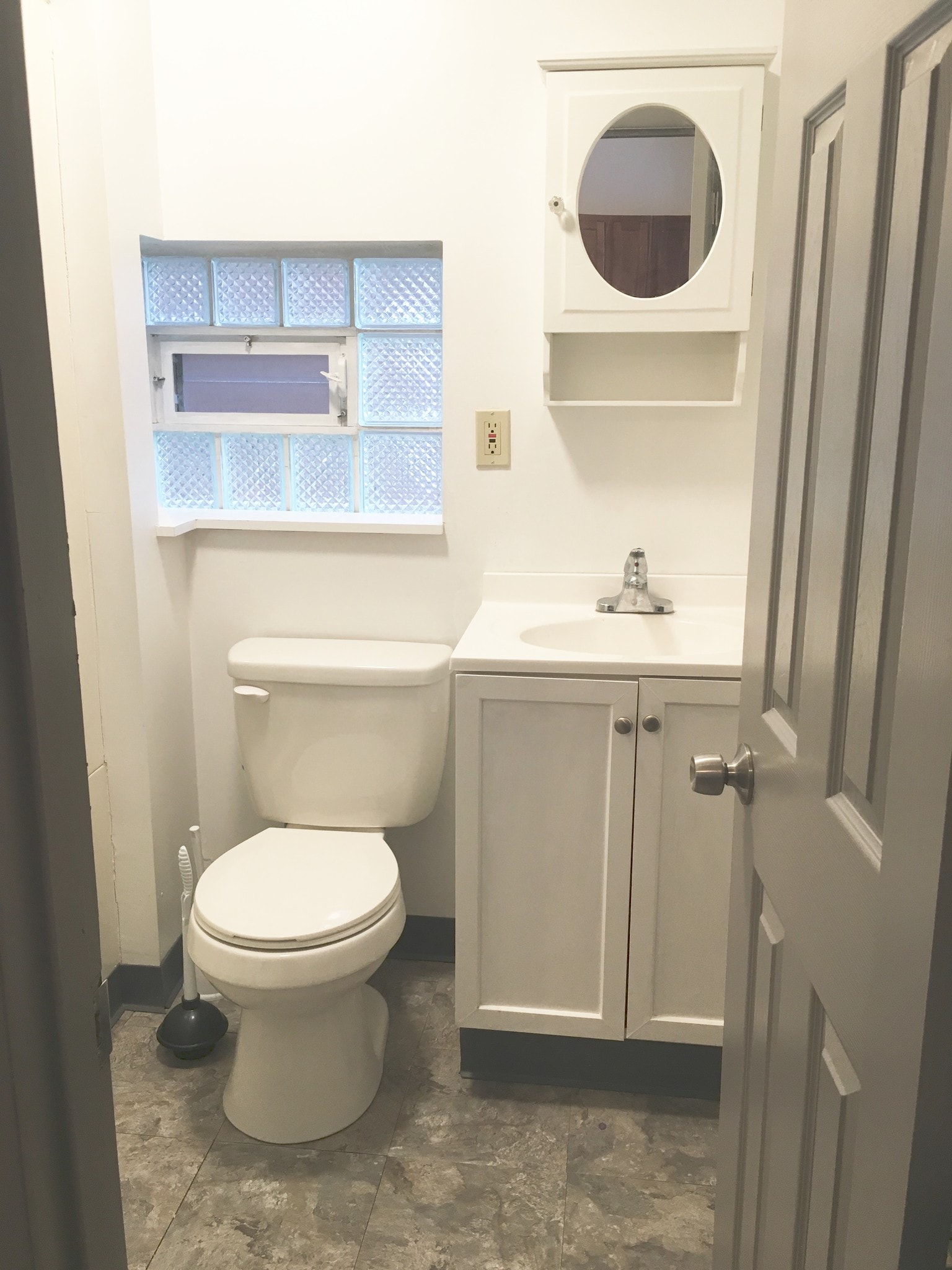 Obviously bathroom - 1044 Welfer St