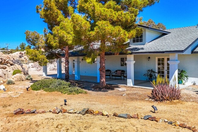 Building Photo - Western Hills Estate home/ 3 bedroom/ 2 ba...