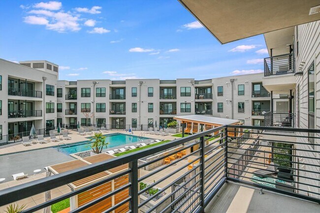 Building Photo - 1701 Simond Ave