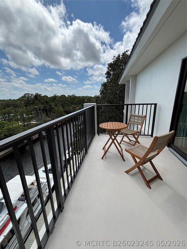 Building Photo - 900 River Reach Dr