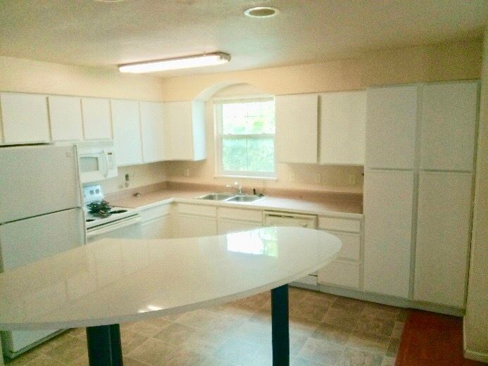 Building Photo - 630 S Sherwood St