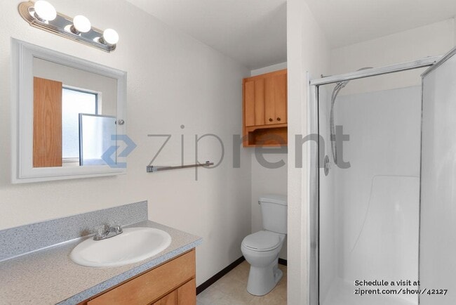 Building Photo - 617-613 3 St NE