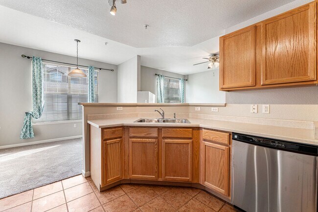 Building Photo - Ground Floor! No Stairs! 2Bed / 2 Bath Condo in Englewood!