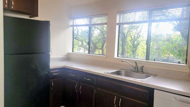 Building Photo - 395 Brockhurst Dr