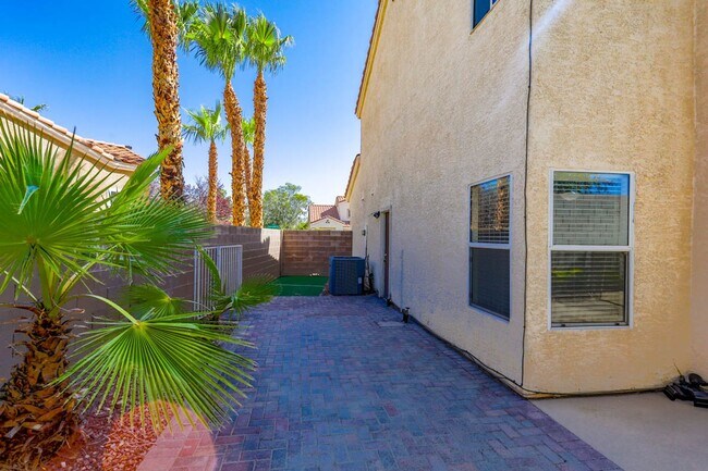 Building Photo - Beautiful, Well Kept, North Summerlin Pool...