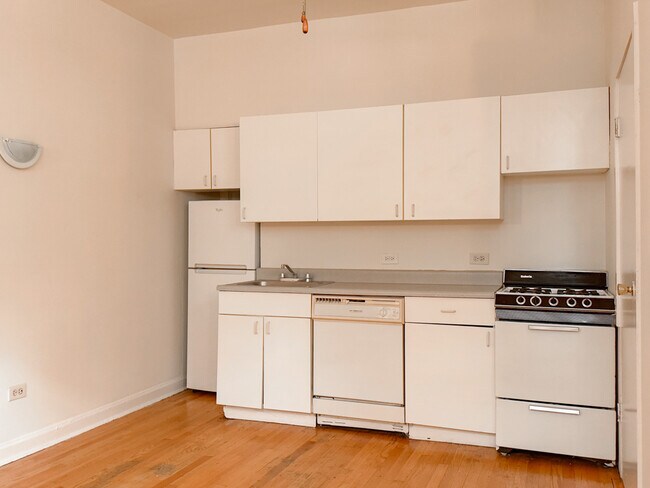 Building Photo - 821 W Waveland Ave