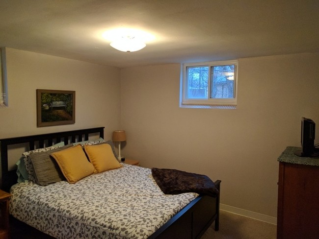 Building Photo - Spacious Sunnyside Garden-Level Apartment