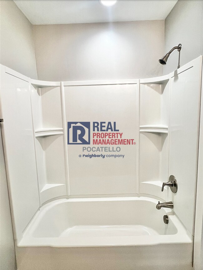 Building Photo - MOVE IN SPECIAL - 3 bedroom 2.5 bath Townh...