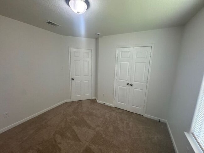 Building Photo - Spacious Hockley Home with Attached 2-Car ...