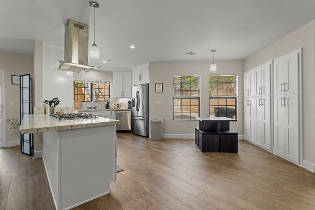 Building Photo - 1015 E Verdugo Ave