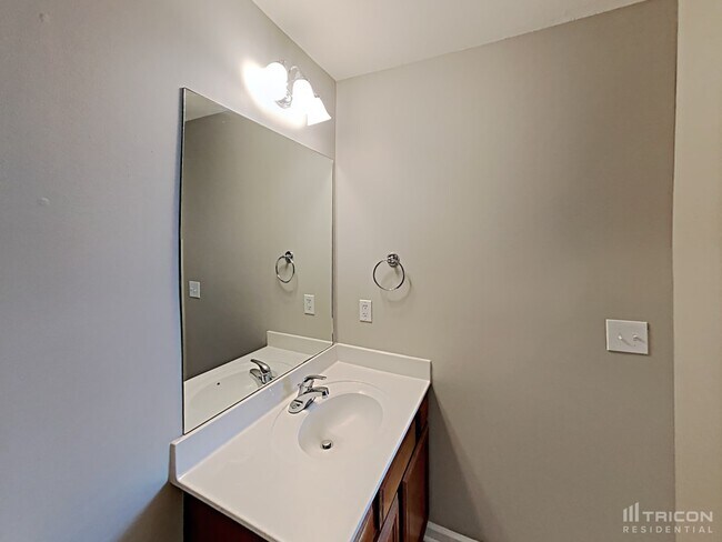 Building Photo - 225 Quiet Ln