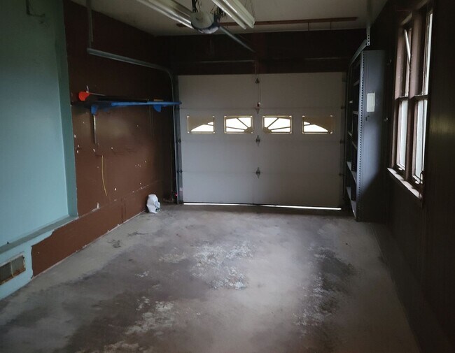 Building Photo - 3-Bedroom/2.5-Bath, Great Neighborhood