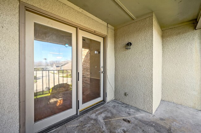 Building Photo - UPDATED 2 Bed, 2 Full Bath Condo in Carrol...