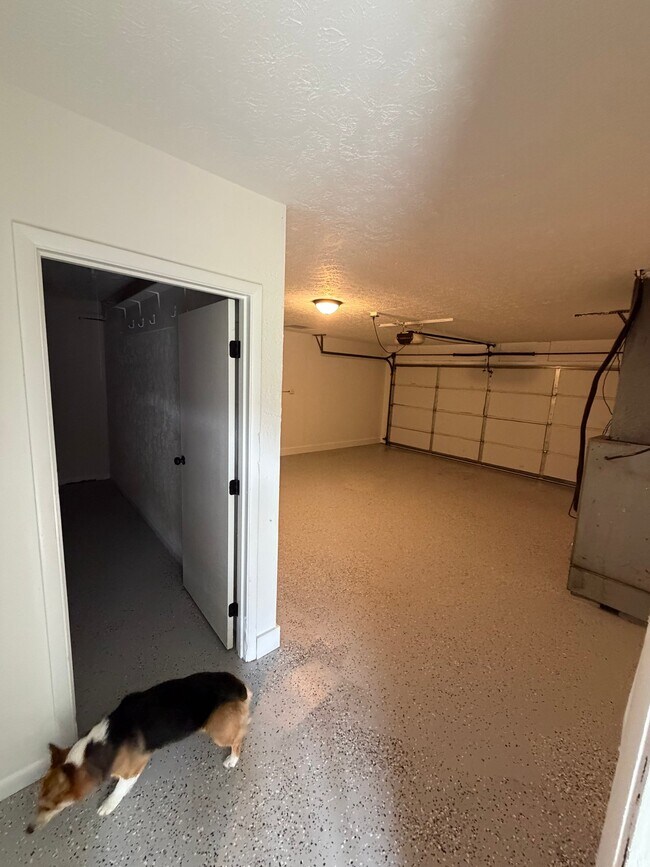 Building Photo - 3703 Oakwood Dr