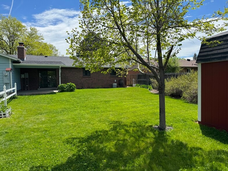 Large maintained backyard with covered patio - 4685 Robb St