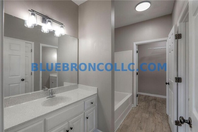 Building Photo - Completely renovated 3 bedroom unit with modern finishes and beautiful views.