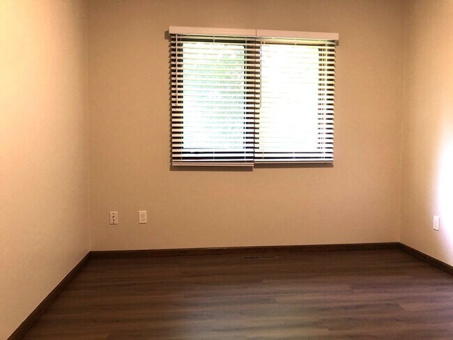 Building Photo - 3 Bed/2bath Single Family Home in Parkwood East