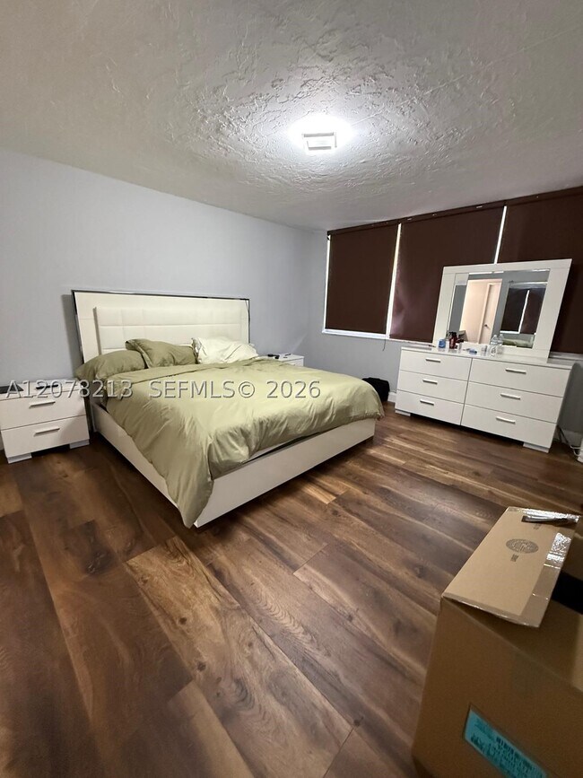 Building Photo - 1351 NE Miami Gardens Dr