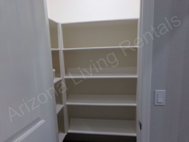 Building Photo - GORGEOUS 3 BEDROOM 2 BATHROOM HOME