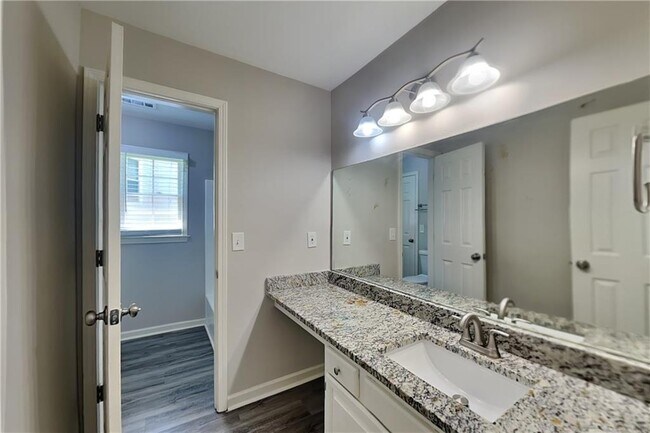 Building Photo - 5025 Oak Hollow Dr NW