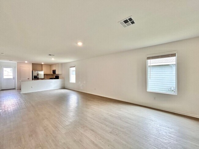 Building Photo - Charming 3/BR 1/BA Home with Spacious Back...