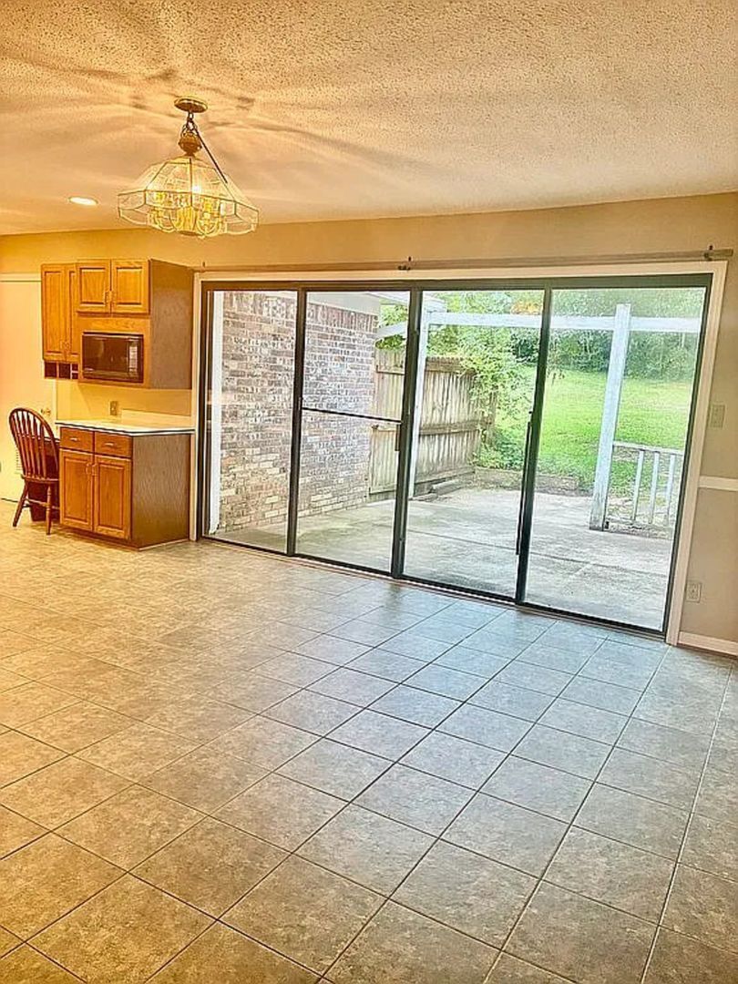 Building Photo - 7221 Lakewood Rd