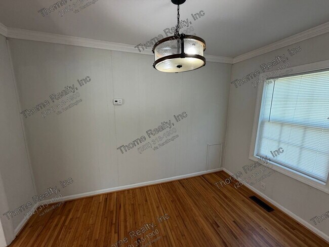 Building Photo - 2233 Oak Dr