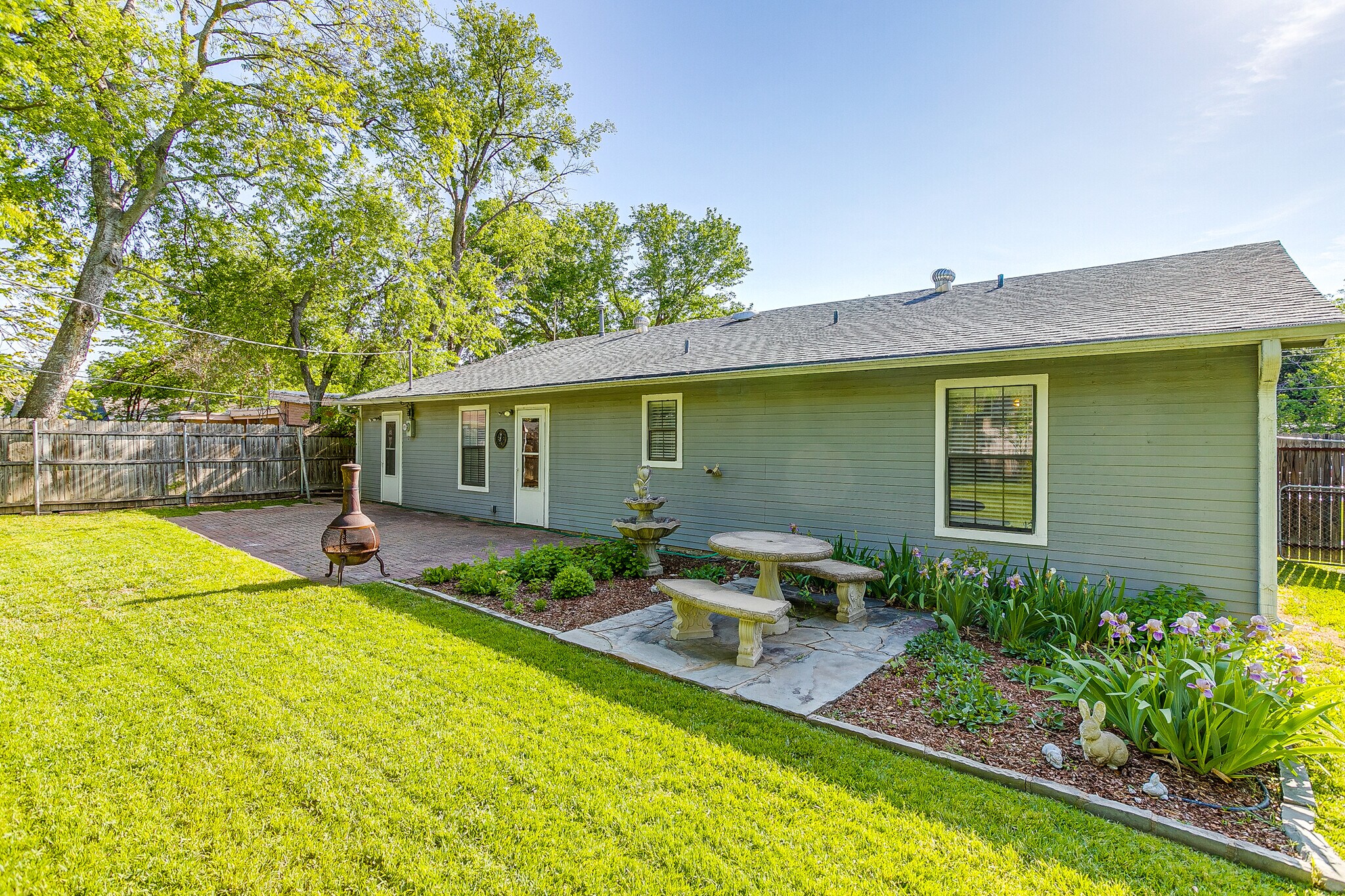 Building Photo - 1104 Sproles Dr