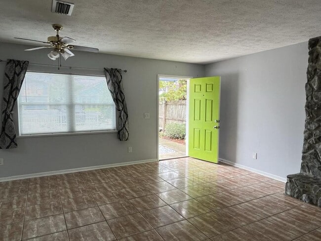 Building Photo - 6213 Sunset Ave