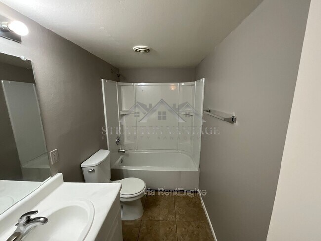 Building Photo - 810 E Colter St