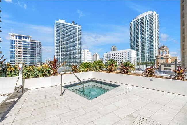 Building Photo - 275 1st Ave S