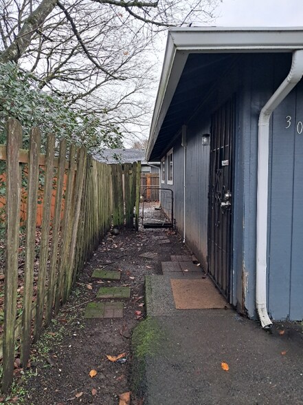 Building Photo - 304 SE 159th Ave