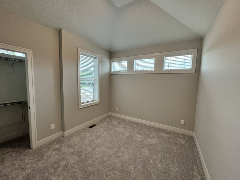 Building Photo - 1613 SW Hedgewood Ln