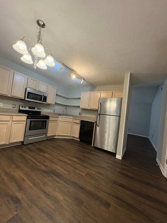 Primary Photo - Spacious 3 Bed 2 Bath Home With Garage!!