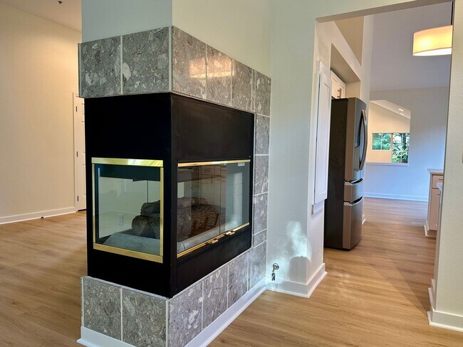 Building Photo - Beautiful 2 bed/2 Bath townhouse in Kenmore