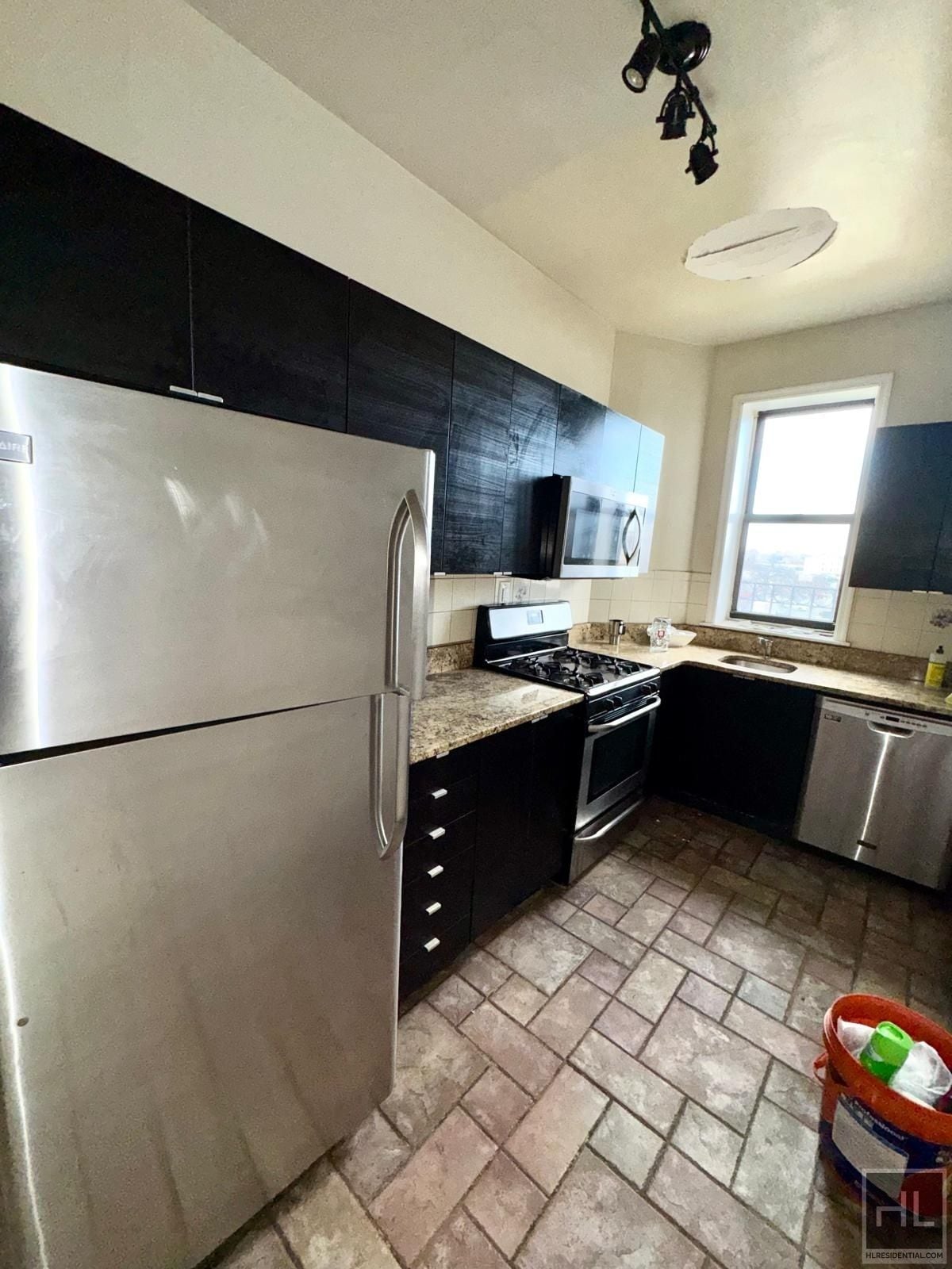 Building Photo - 36 AVENUE