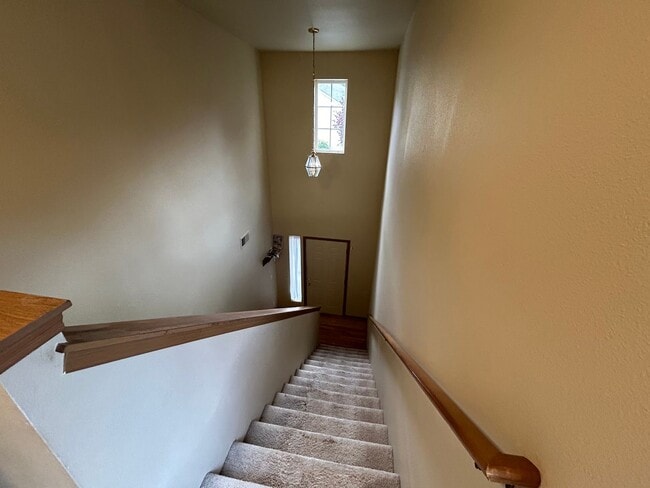 Building Photo - Beautiful 4 bd 2.5 bath w/ 2-car Garage Ho...